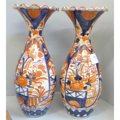 671 - A pair of Imari vases, 25cm, one restored and an Imari bowl with six character mark to base