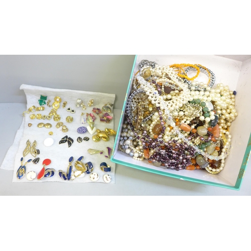 681 - A box of costume jewellery