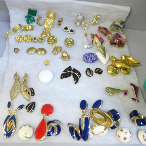 681 - A box of costume jewellery