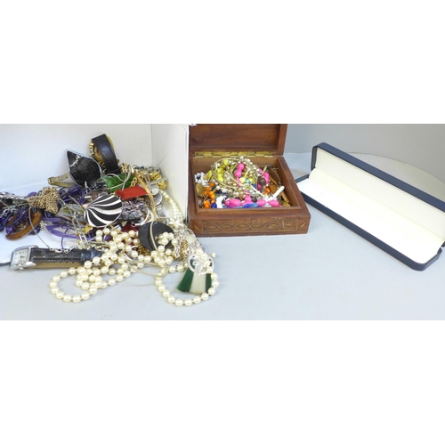 685 - A box of costume jewellery