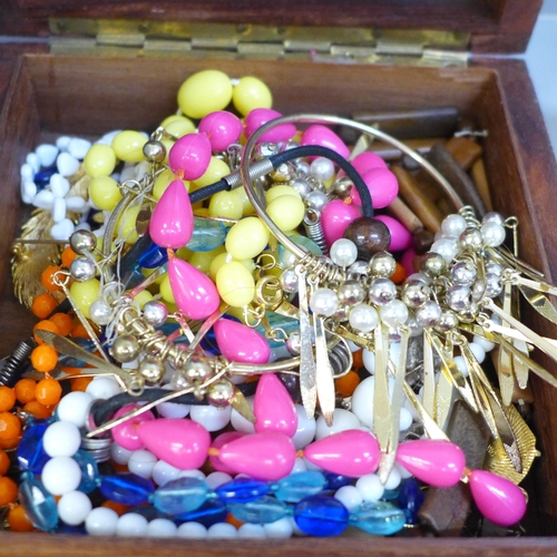 685 - A box of costume jewellery