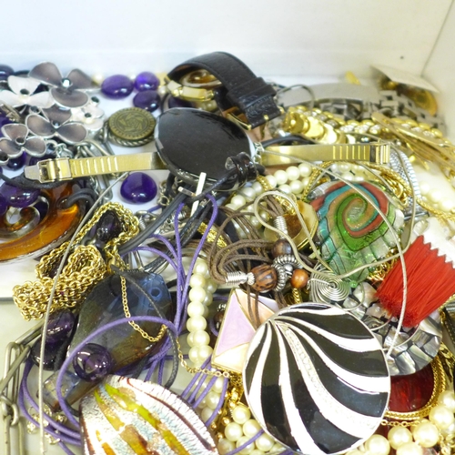 685 - A box of costume jewellery