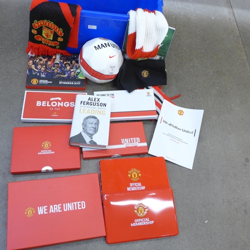 729 - Manchester United memorabilia including original scarves and membership packs and an Alex Ferguson b... 