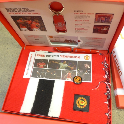 729 - Manchester United memorabilia including original scarves and membership packs and an Alex Ferguson b... 