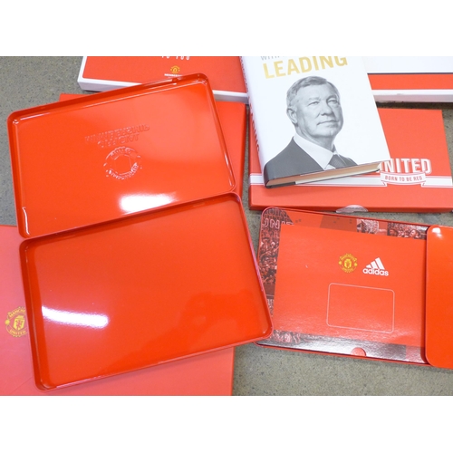 729 - Manchester United memorabilia including original scarves and membership packs and an Alex Ferguson b... 