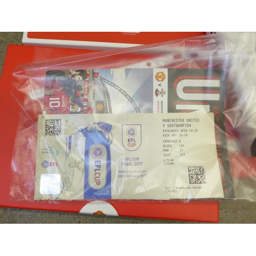 729 - Manchester United memorabilia including original scarves and membership packs and an Alex Ferguson b... 