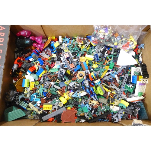 738 - A collection of Lego, toy soldiers and a bag of mini figures