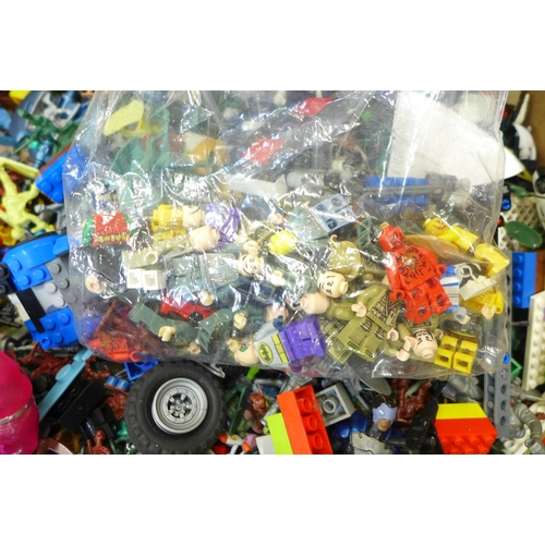 738 - A collection of Lego, toy soldiers and a bag of mini figures