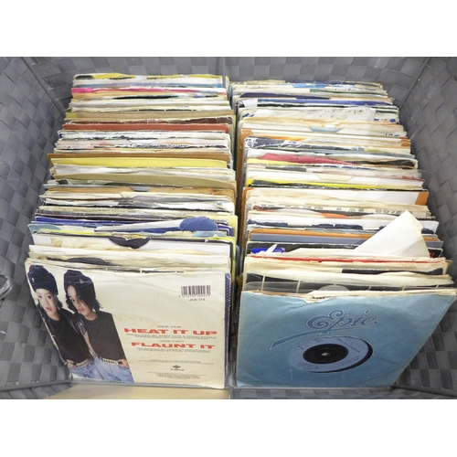 770 - A collection of over 200 1980s 45rpm 7