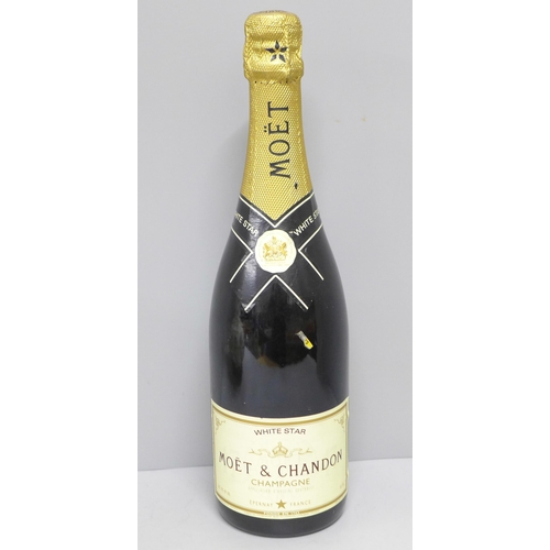 774 - A bottle of Moet and Chandon champagne, White Star label **PLEASE NOTE THIS LOT IS NOT ELIGIBLE FOR ... 