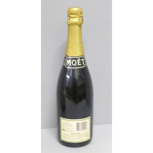 774 - A bottle of Moet and Chandon champagne, White Star label **PLEASE NOTE THIS LOT IS NOT ELIGIBLE FOR ... 