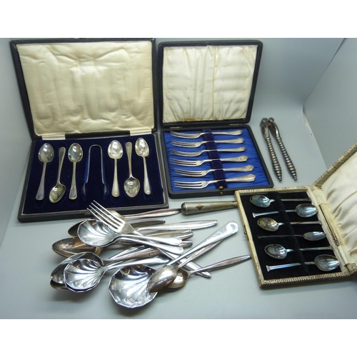 796 - A set of six silver handled knives, other assorted silver handled knives (6+2) and a collection of s... 