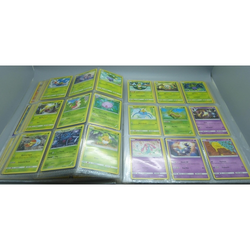 809 - A Pokemon card folder with 396 cards including holographic