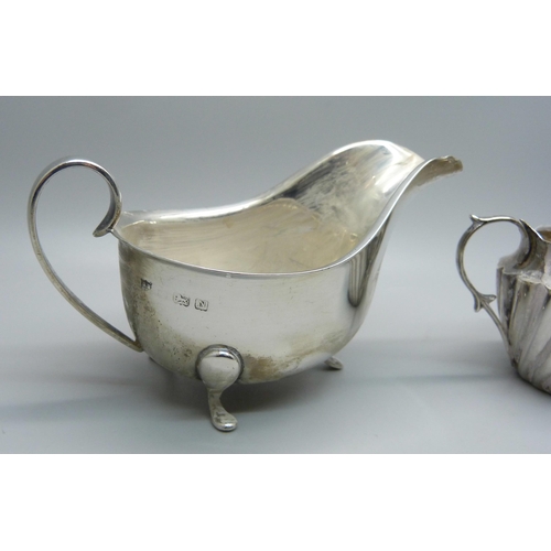 812 - A silver sauce boat and a Victorian silver cream jug, 155g