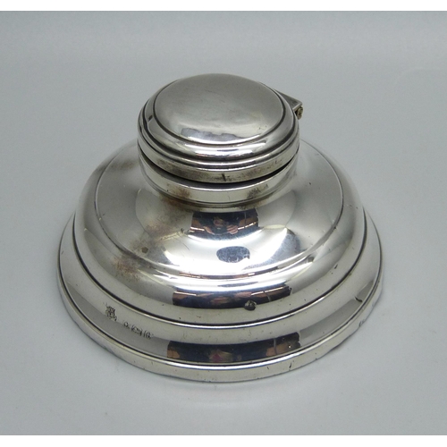 813 - A capstan inkwell, Birmingham 1918, diameter of base 73mm