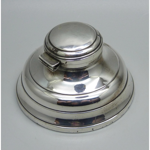 813 - A capstan inkwell, Birmingham 1918, diameter of base 73mm