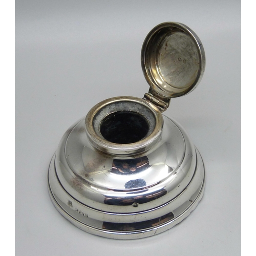 813 - A capstan inkwell, Birmingham 1918, diameter of base 73mm