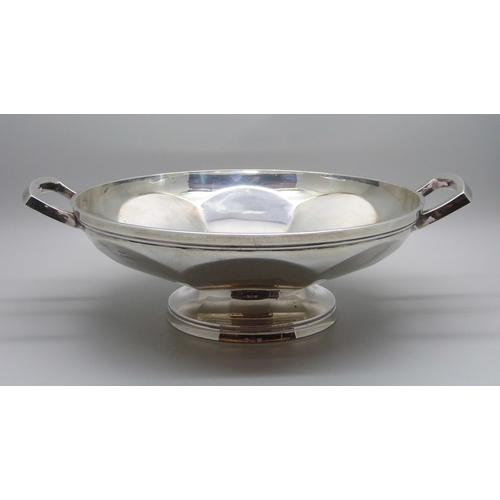 816 - A silver two handled bowl by Ernest Druiff & Co., Birmingham 1922, 495g, diameter 20.5cm