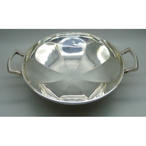 816 - A silver two handled bowl by Ernest Druiff & Co., Birmingham 1922, 495g, diameter 20.5cm