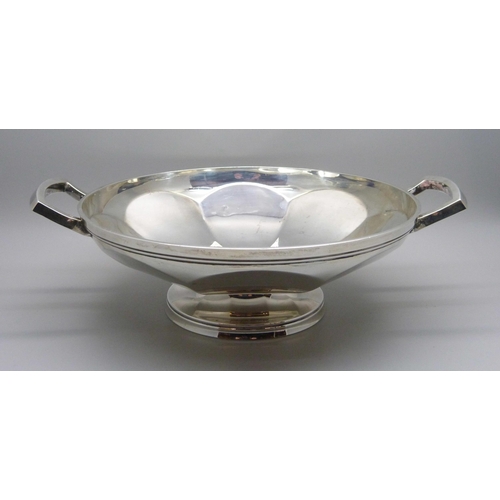 816 - A silver two handled bowl by Ernest Druiff & Co., Birmingham 1922, 495g, diameter 20.5cm