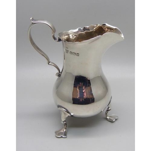 817 - A silver jug with three pad feet, Sheffield 1906, 88g