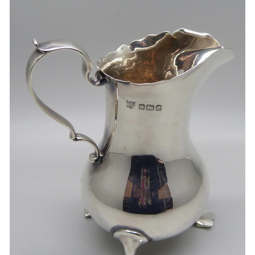 817 - A silver jug with three pad feet, Sheffield 1906, 88g