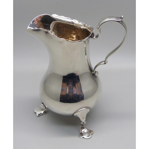 817 - A silver jug with three pad feet, Sheffield 1906, 88g