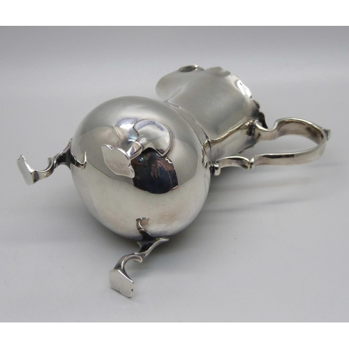 817 - A silver jug with three pad feet, Sheffield 1906, 88g