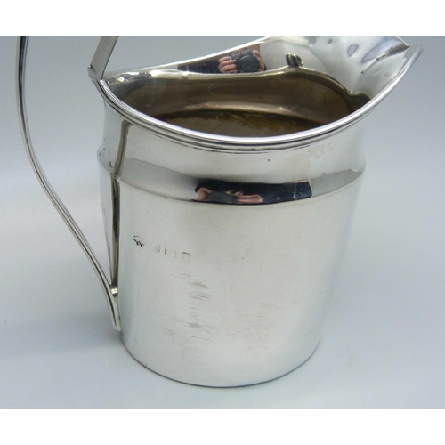 818 - A silver jug, Birmingham 1910, 95g