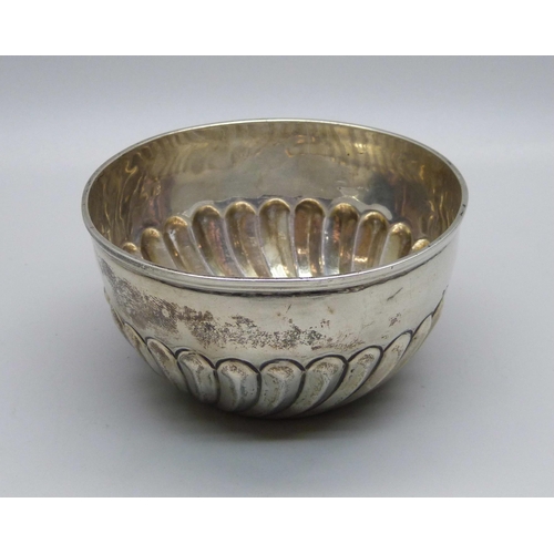 821 - A Victorian silver bowl with fluted detail, London 1892, 47g, diameter 85mm