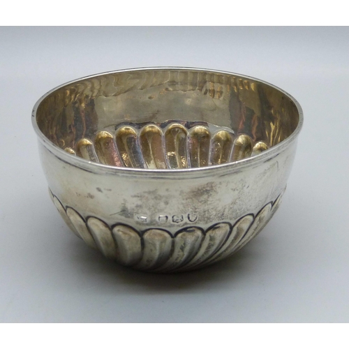 821 - A Victorian silver bowl with fluted detail, London 1892, 47g, diameter 85mm