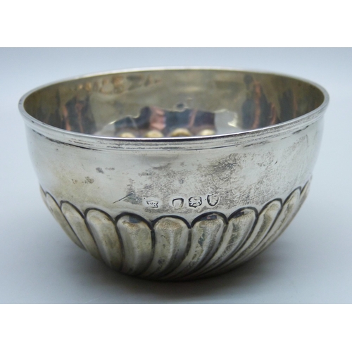 821 - A Victorian silver bowl with fluted detail, London 1892, 47g, diameter 85mm