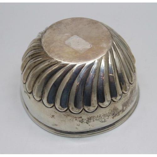 821 - A Victorian silver bowl with fluted detail, London 1892, 47g, diameter 85mm