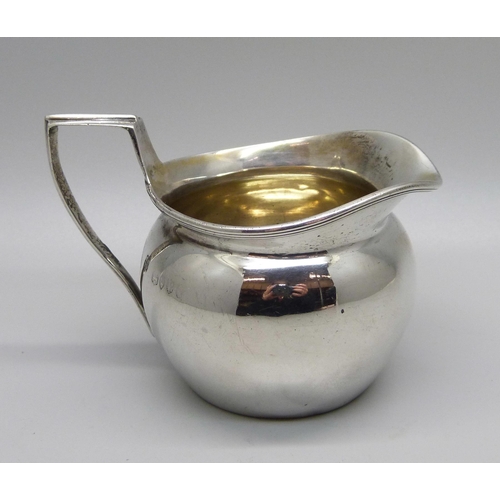 822 - A Victorian silver jug, London 1886, 61g