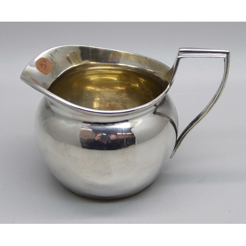 822 - A Victorian silver jug, London 1886, 61g