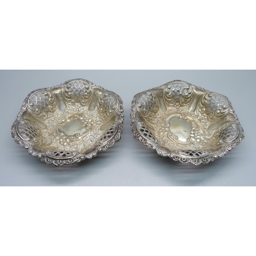 825 - A pair of pierced silver dishes, Birmingham 1906/07, 95g, 11/12cm