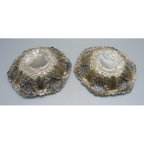 825 - A pair of pierced silver dishes, Birmingham 1906/07, 95g, 11/12cm