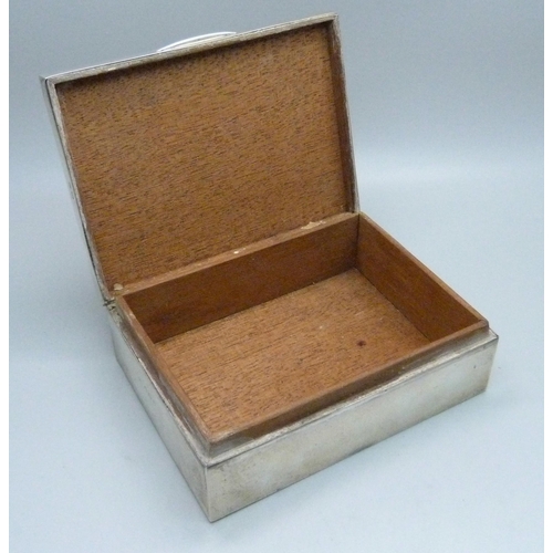 828 - A silver cigarette box, Birmingham 1949, total weight with liner 326g, 11.5cm wide