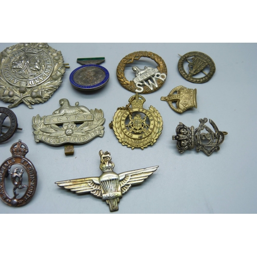 839 - Assorted cap badges including an India Parachute Regiment badge, Argyle and Sutherland, Cape Corps -... 