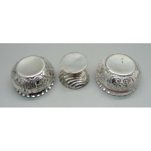 843 - A pair of Victorian silver salts and a 925 silver shell shaped footed dish, pair 48g