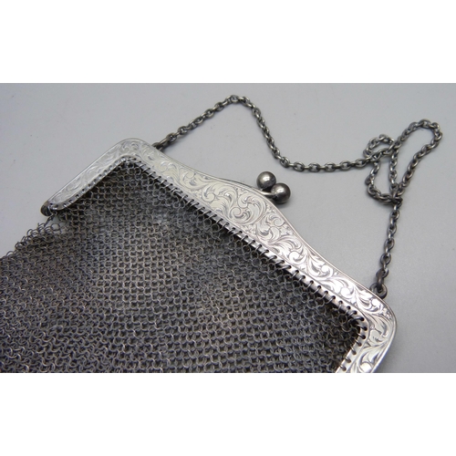 844A - A .925 silver chain evening bag, 74.1g, with import mark and inscription dated 1912