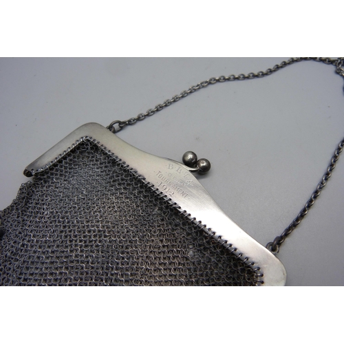 844A - A .925 silver chain evening bag, 74.1g, with import mark and inscription dated 1912