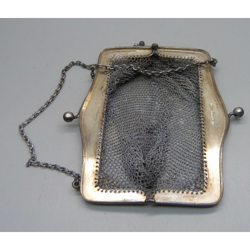 844A - A .925 silver chain evening bag, 74.1g, with import mark and inscription dated 1912