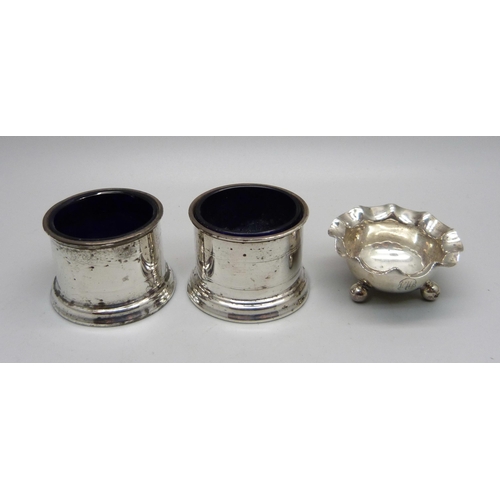 858 - A pair of salt cellars with blue liners, London 1909, and one other, 60g