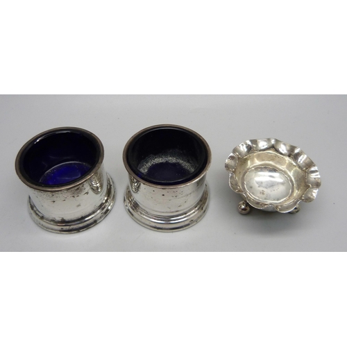 858 - A pair of salt cellars with blue liners, London 1909, and one other, 60g