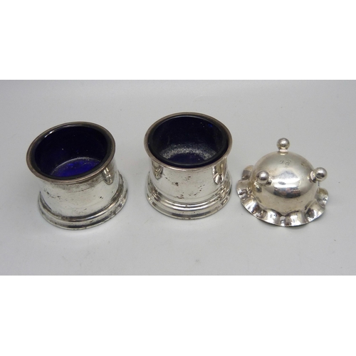 858 - A pair of salt cellars with blue liners, London 1909, and one other, 60g