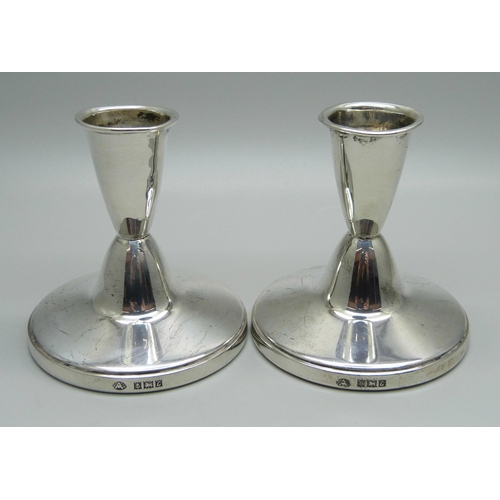 865 - A pair of small silver candlesticks, Birmingham 1985