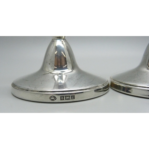 865 - A pair of small silver candlesticks, Birmingham 1985