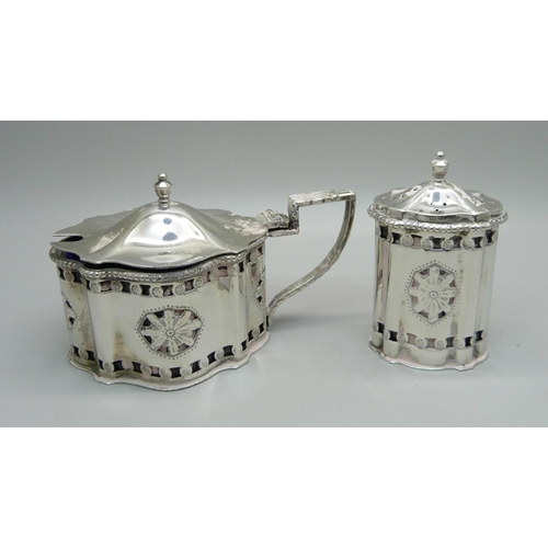 867 - A silver mustard pot with blue glass liner and a matching silver pepper pot, Birmingham 1973, 157g