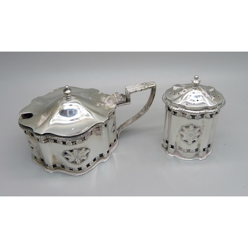 867 - A silver mustard pot with blue glass liner and a matching silver pepper pot, Birmingham 1973, 157g